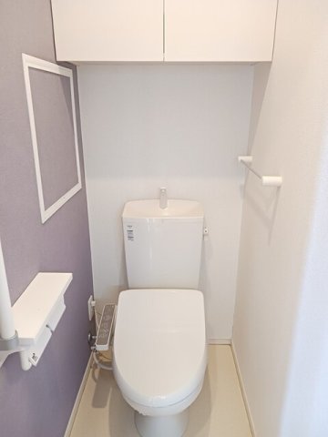トイレ　落ち着いた色調のトイレです