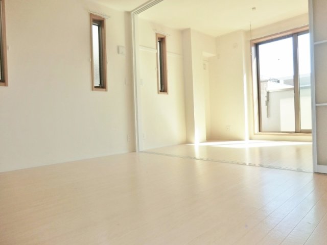 居室・リビング　★明るい日差しが入る、南東角部屋の居室です★