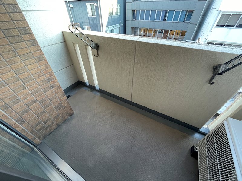 バルコニー　同物件別部屋の写真です