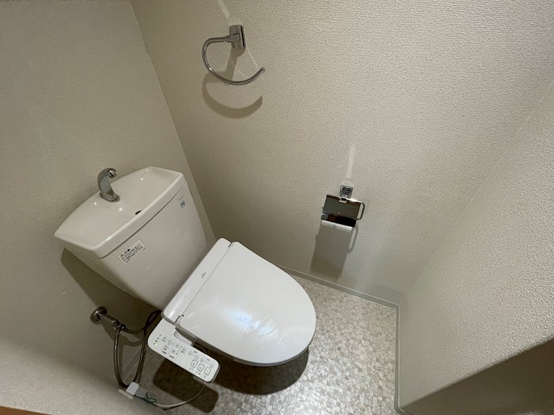 トイレ　同物件別部屋の写真です