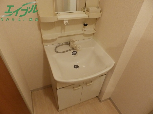洗面設備　別部屋反転参考写真です