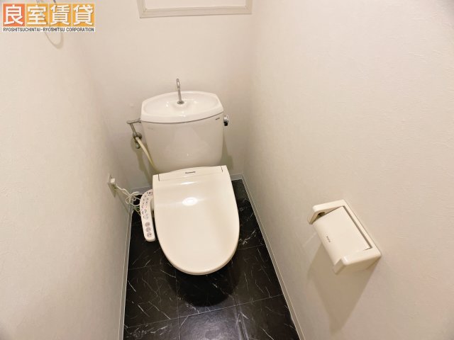 トイレ　※写真は同物件の別部屋のものを流用しております。現状を優先し