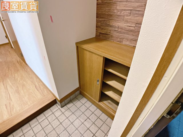 玄関　※写真は同物件の別部屋のものを流用しております。現状を優先し