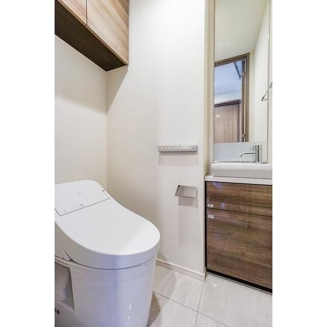 トイレ　落ち着いた色調のトイレです