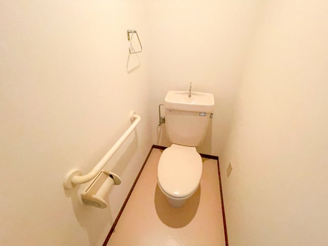 トイレ　ありがたい手すり付き