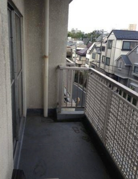 バルコニー　暖かな日差しのふりそそぐバルコニー