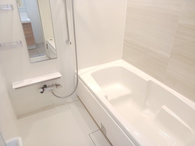 バス・シャワールーム　コンパクトで使いやすいお風呂です