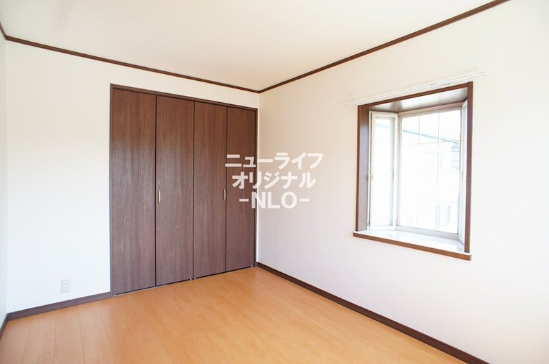 その他部屋・スペース　出窓から明るい自然光がたっぷり差し込みます♪