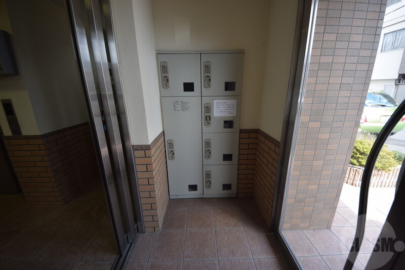 エントランス　便利な宅配ＢＯＸが付いています