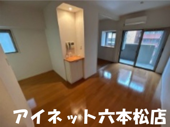 居室・リビング　天神駅まで徒歩7分。博多駅や空港へのアクセス良好。