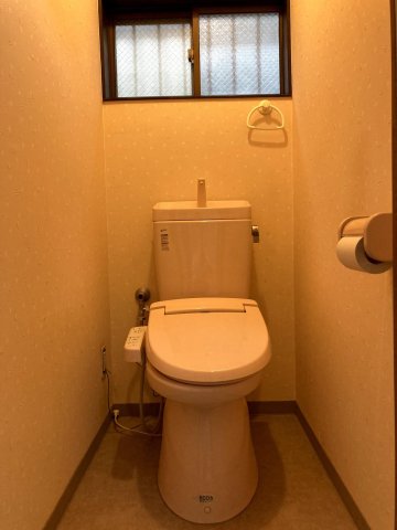 トイレ　窓付きの温水洗浄便座のトイレです。