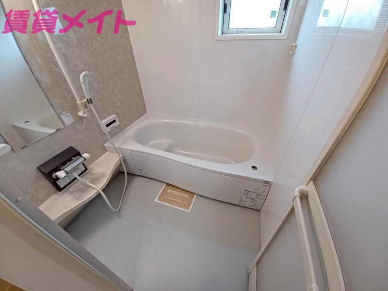 バス・シャワールーム　別部屋反転参考写真です
