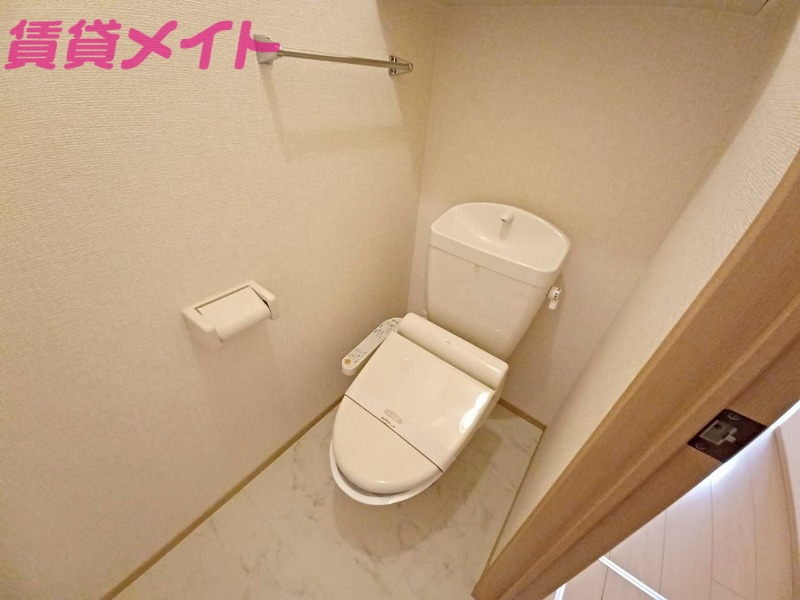 トイレ　別部屋反転参考写真です