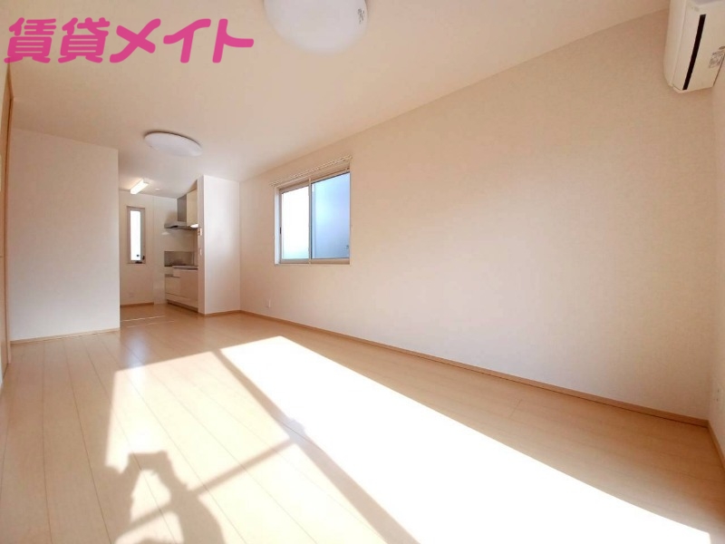 居室・リビング　別部屋反転参考写真です