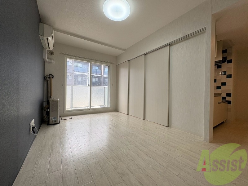 居室・リビング　フローリングは落ち着きのある印象のお部屋になりますね。