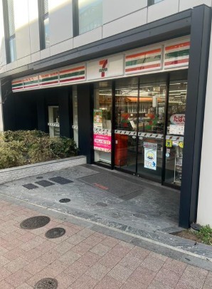 コンビニ　セブンイレブン港区赤坂駅南店（コンビニ）まで218m