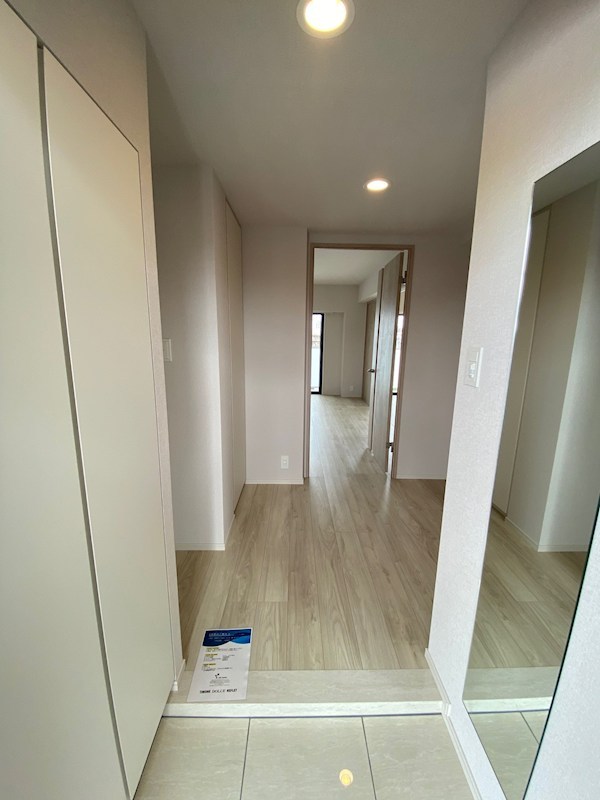 玄関　（参考写真）同じ間取の別のお部屋です