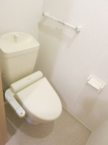 トイレ　落ち着いた色調のトイレです