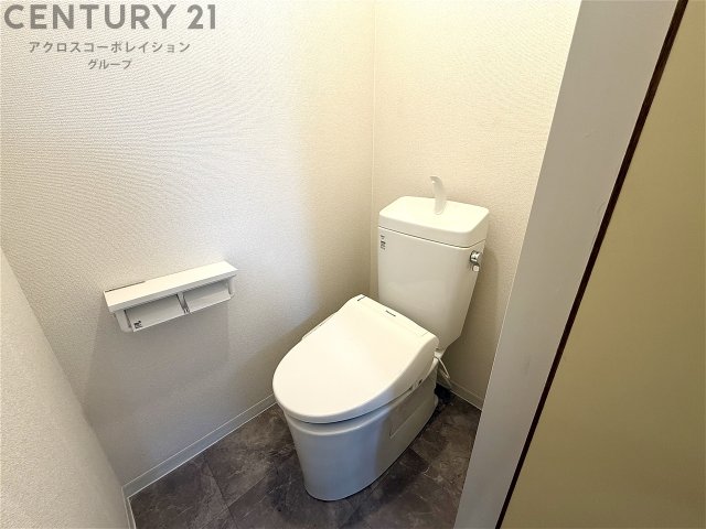 トイレ　温水洗浄便座付きのトイレです♪