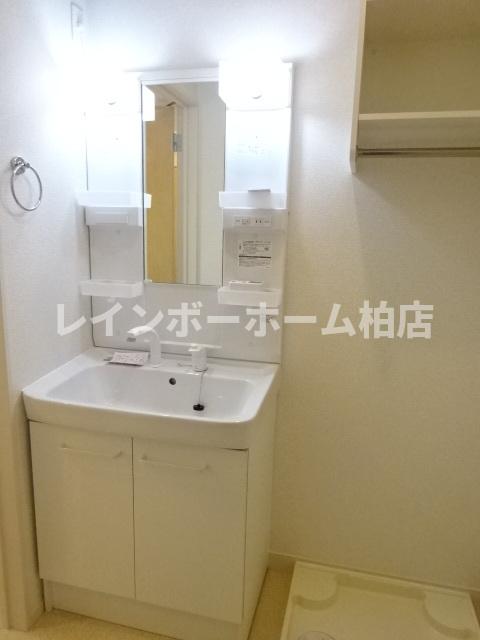 洗面設備　シャワー付き洗面台です
