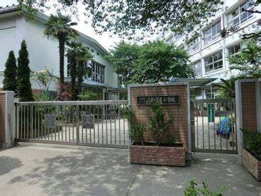 小学校　世田谷区立三軒茶屋小学校（小学校）まで309m