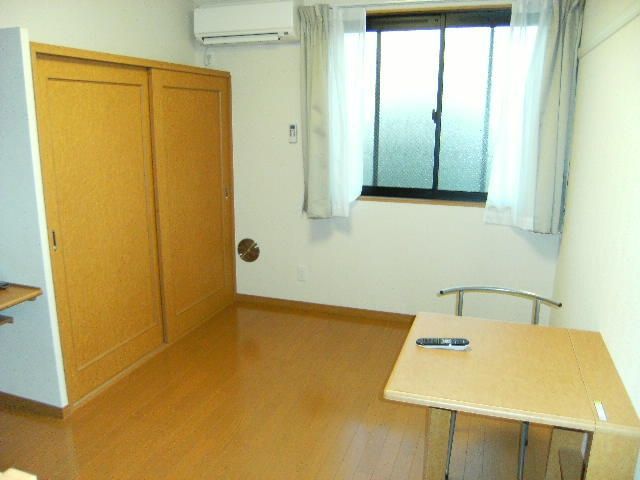 レオパレスプラシード竹丘IIの居間写真