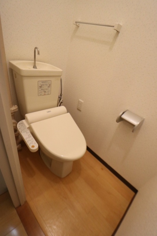 地下鉄空港線 東比恵駅 徒歩15分 7階建 築42年のトイレ写真