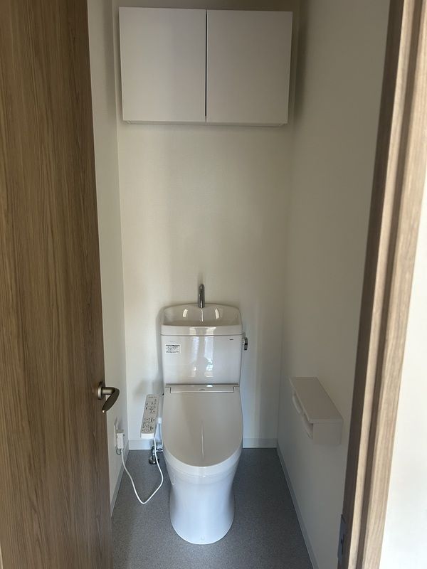 トイレ　落ち着いた色調のトイレです