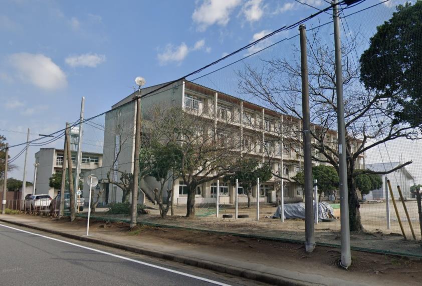中学校　君津市立周西南中学校（中学校）まで350m