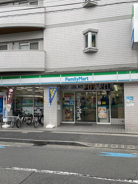コンビニ　ファミリーマート稲田堤駅前店（コンビニ）まで130m