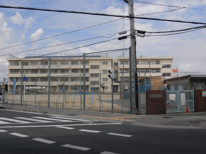 小学校　大東市立灰塚小学校（小学校）まで621m