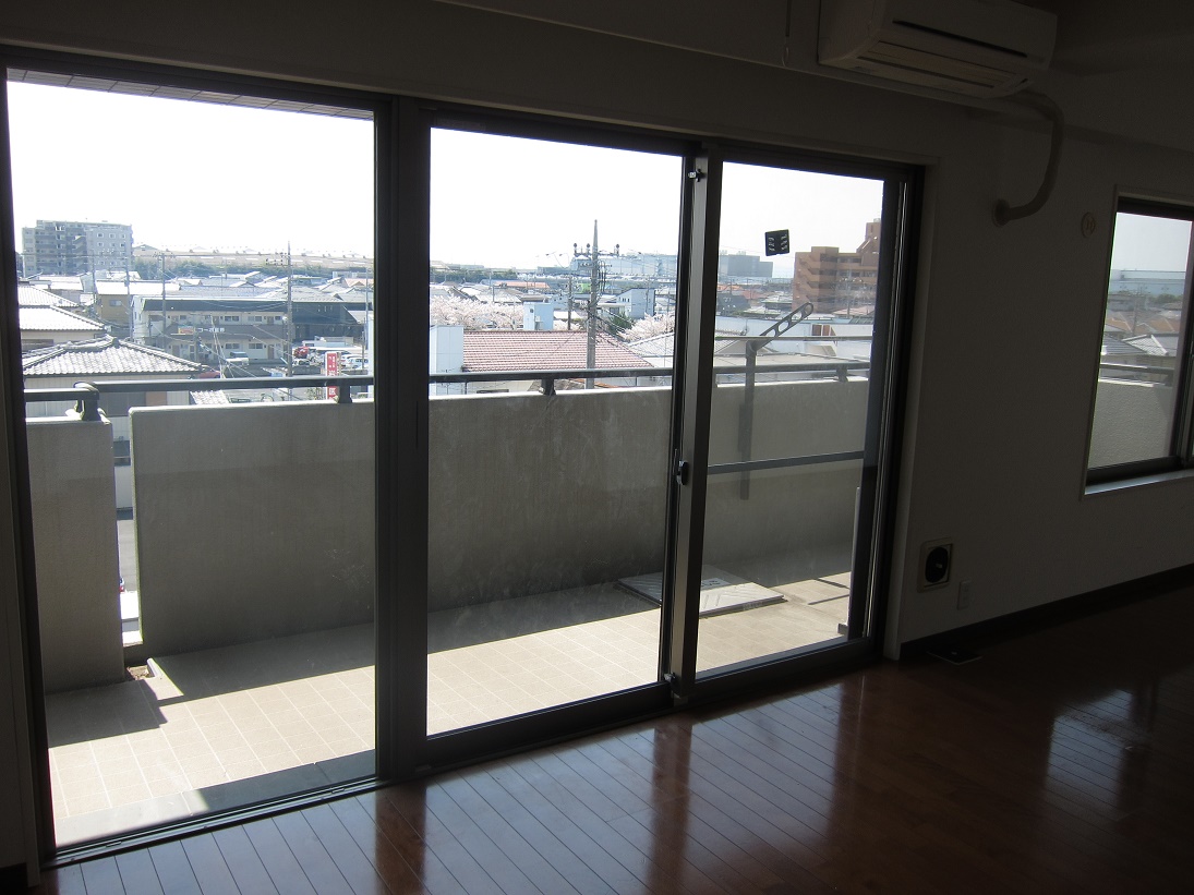 居室・リビング　リビング大きな窓