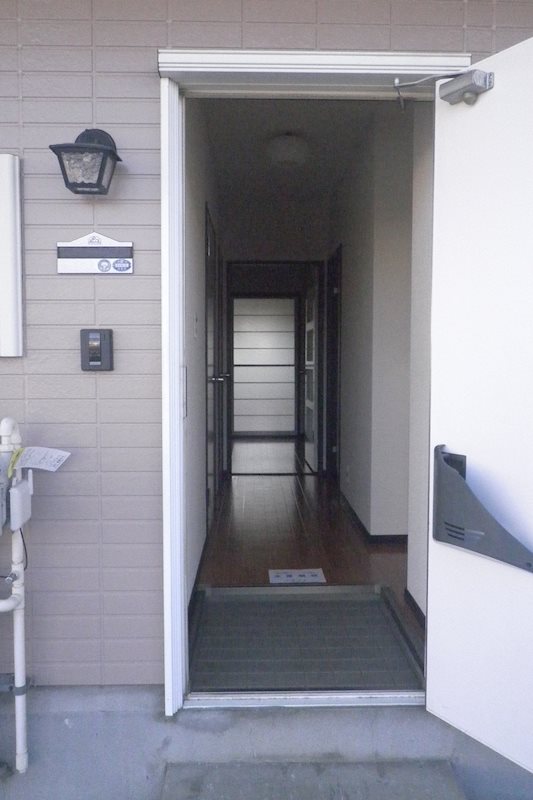 玄関　※写真は105号室