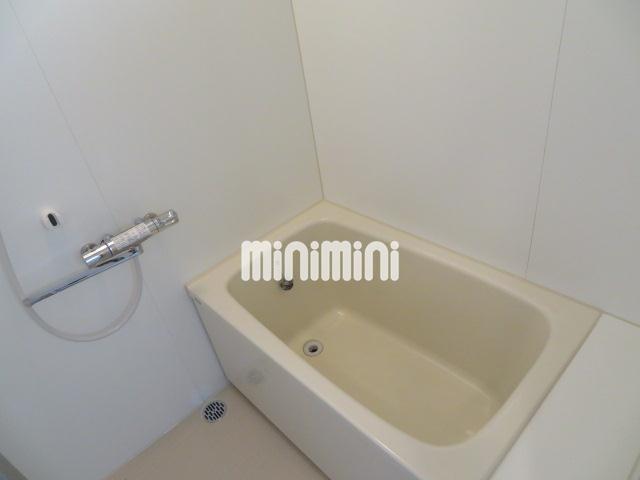 バス・シャワールーム　小窓のある浴室