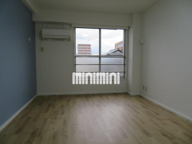 居室・リビング　アクセントクロスが可愛い内装