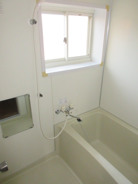 バス・シャワールーム　窓あり明るい浴室