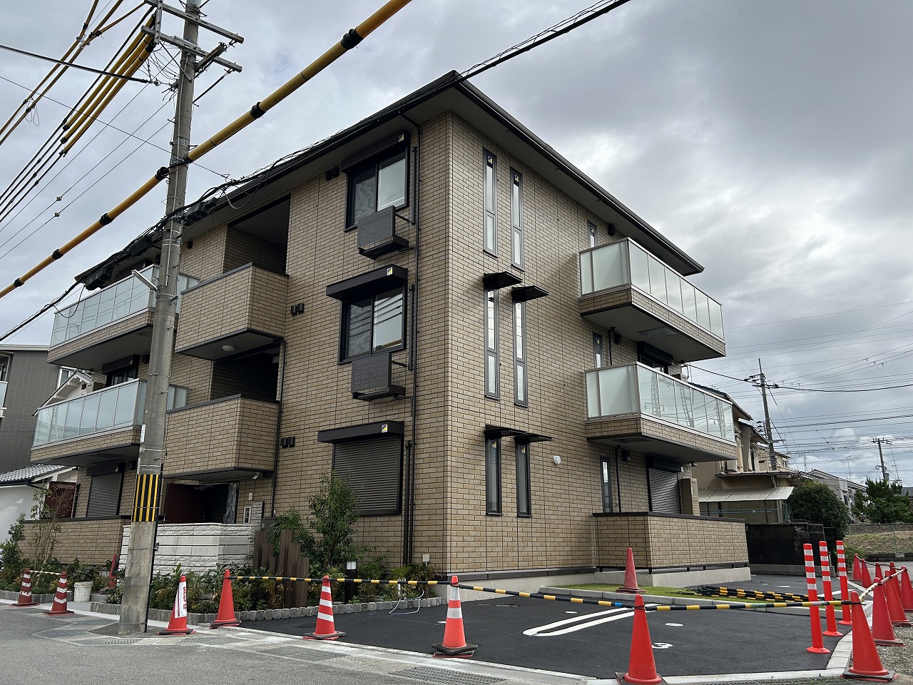 向日市寺戸町のアパートの建物外観