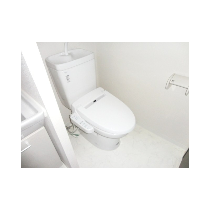 トイレ　そして温水洗浄便座付き☆