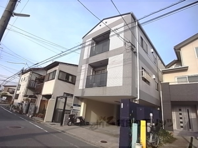 京都市伏見区深草瓦町のマンションの建物外観