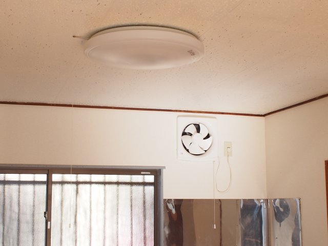 キッチン　使いやすいキッチンにはシーリングライト付です