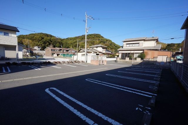 【中間市蓮花寺のアパートの駐車場】