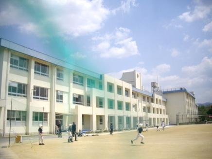 【川西市東畦野のマンションの小学校】