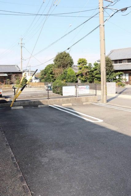 【鈴鹿市弓削のアパートの駐車場】