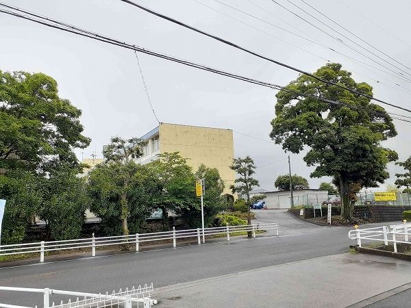 【鈴鹿市弓削のアパートの小学校】