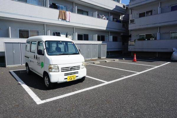 【郡山市安積町長久保のマンションの駐車場】