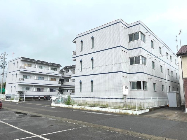 郡山市安積町長久保のマンションの建物外観