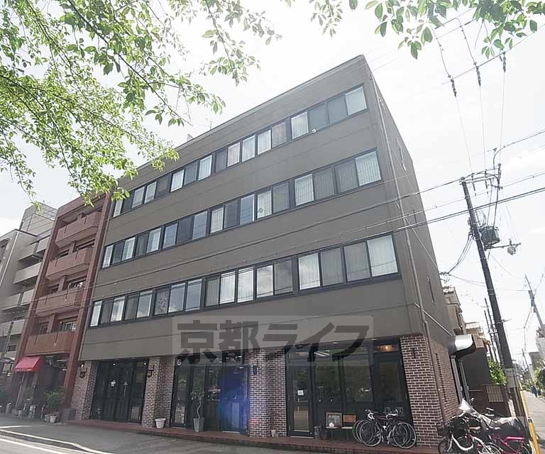 京都市左京区岡崎西天王町のマンションの建物外観