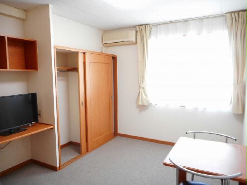 居室・リビング　カーテンやテーブル、テレビも備え付けです