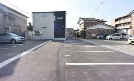 【リベージュB棟の駐車場】