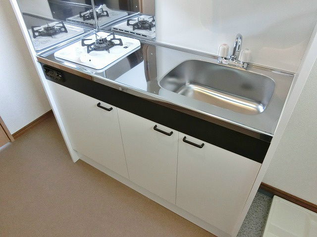 キッチン　コンパクトなミニキッチン。新規取り付けのキレイなキッチンです